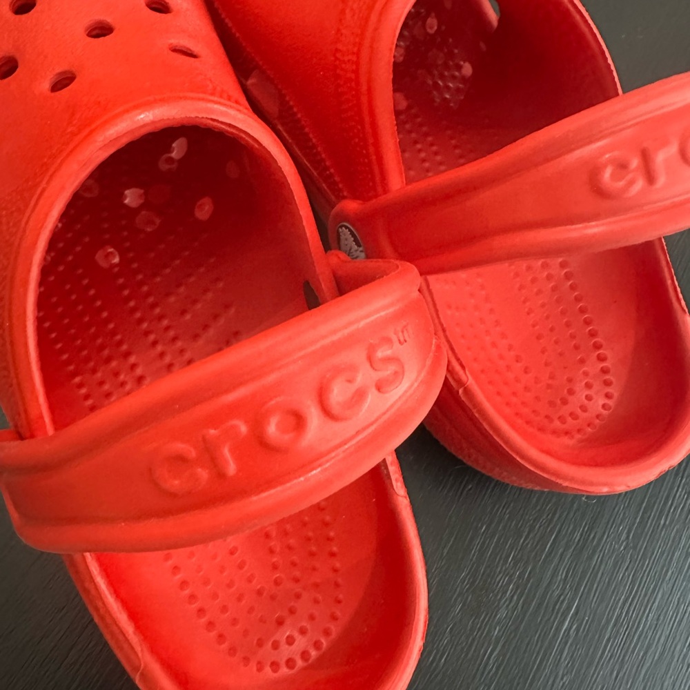 Red crocs - Picture 4 of 14